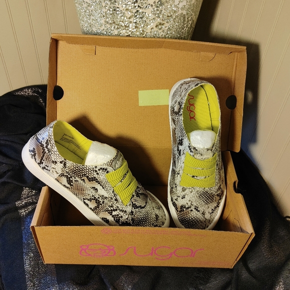 New in box ladies' Sugar snakeskin print slip on sneakers sz 8m - Picture 4 of 8